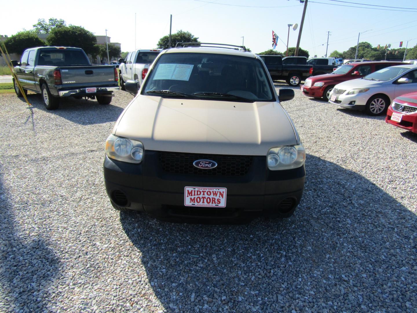 2007 GOLD /Tan Ford Escape (1FMYU02Z67K) with an 4 Cyl engine, Automatic transmission, located at 15016 S Hwy 231, Midland City, AL, 36350, (334) 983-3001, 31.306210, -85.495277 - Photo#1